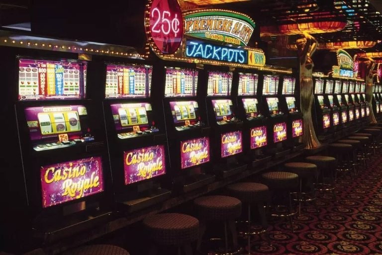 bingoplud live casino dealer streaming baccarat table on mobile browser